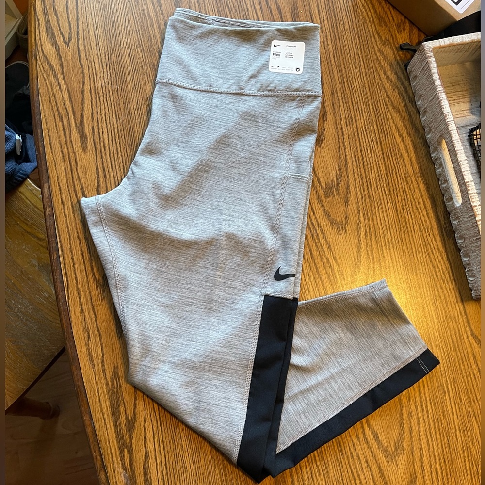 Nike womens pocketed leggings